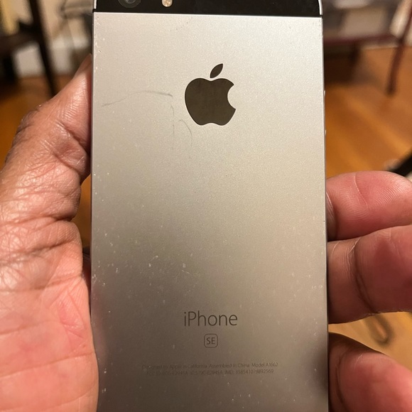 Apple iPhone SE 2016 1st Generation 32GB Unlocked. USB cable & charging block. - Picture 5 of 8